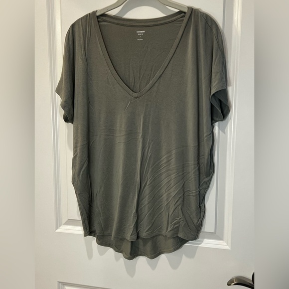 Express Grey Relaxed Short Sleeve V-Neck Tee Size Small - Picture 2 of 10
